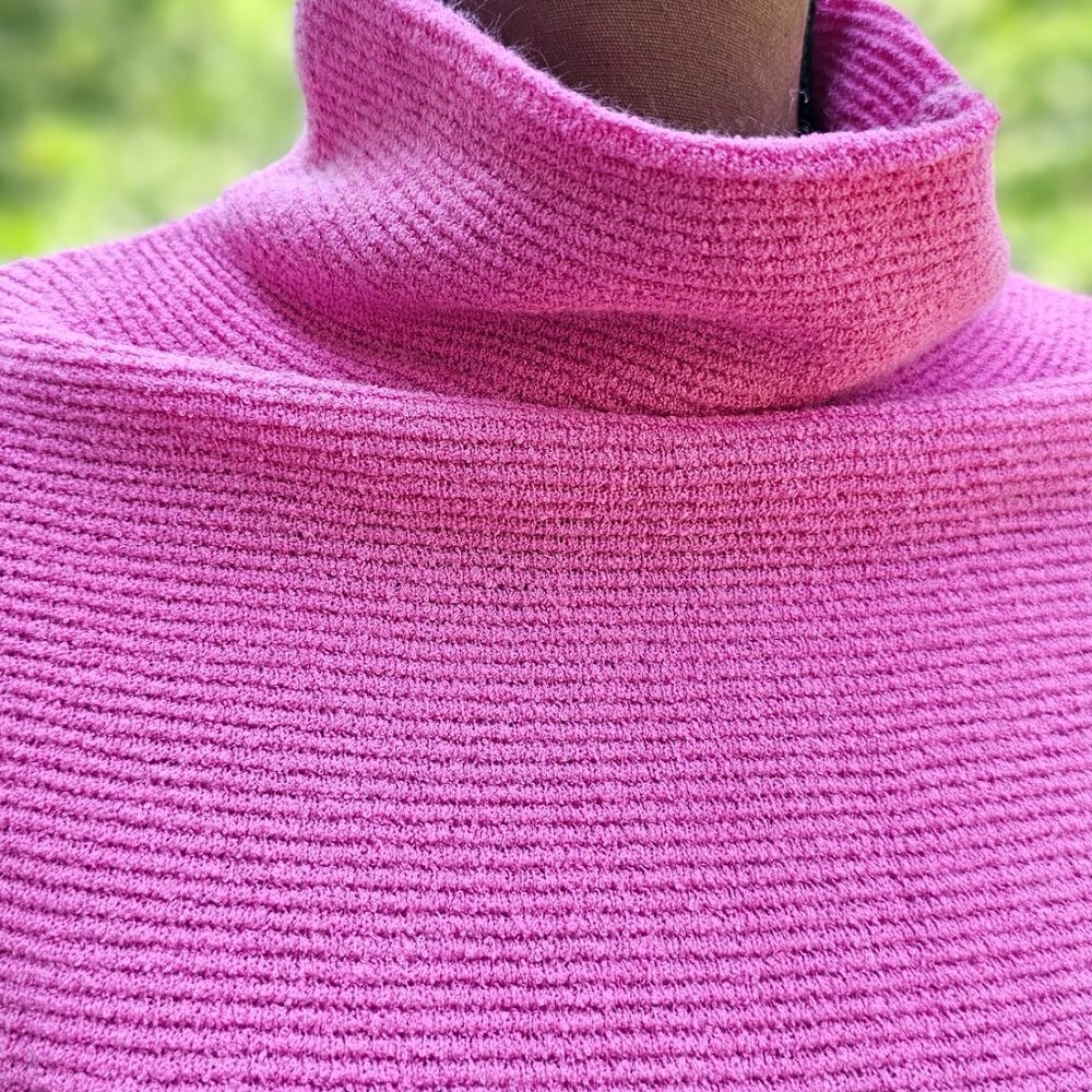 Chelsea & Theodore Pink Sweater For Women, Winter/Fall Sweater, Size XS - Picture 3 of 8